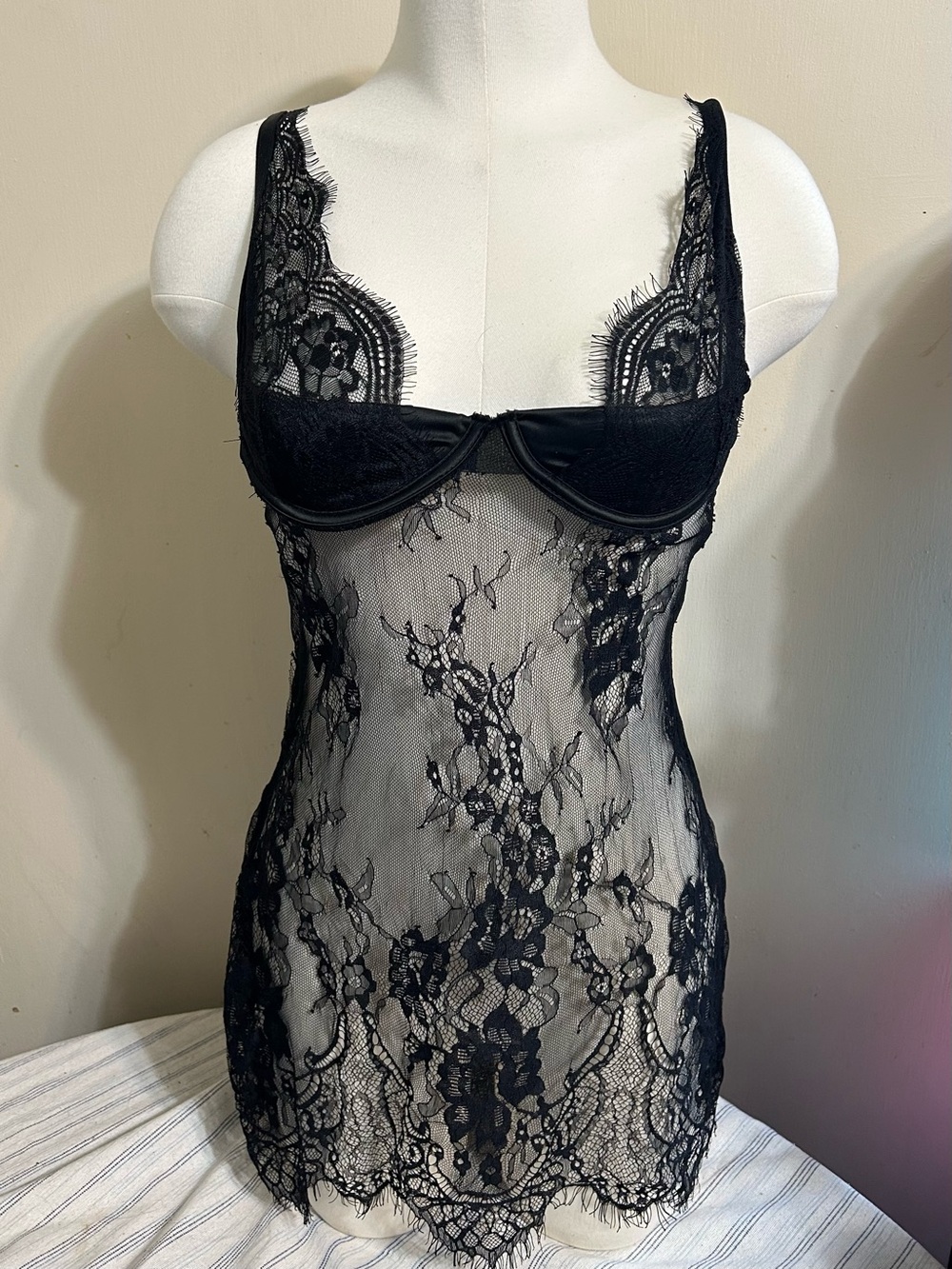 FASHION NOVA MAKE YOUR HEART RACE LACE CHEMISE SET